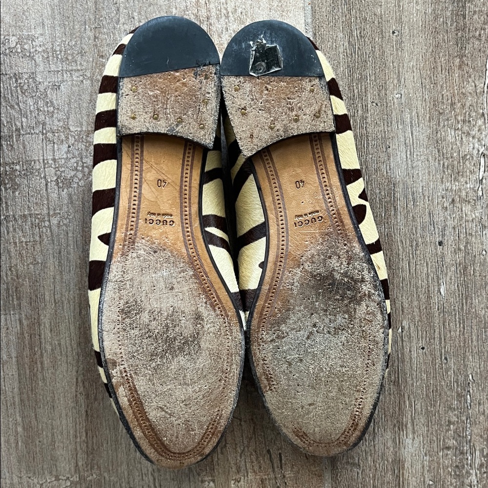 Gucci Zebra Pattern Loafers with Gold Detail - Picture 3 of 7